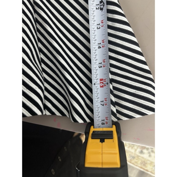 Women's Banana Republic Black & White‎ Striped Pleated Flared Skirt Size 4P 0454 - Picture 4 of 6